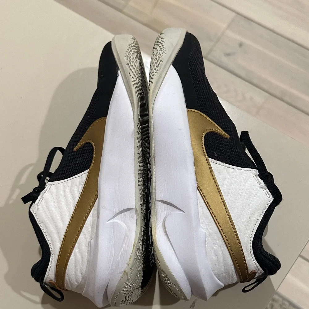 Nike Team Hustle D 10 Gs Black Metallic Gold White